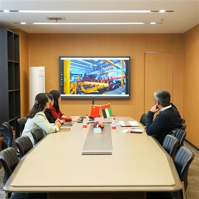 Clientes dos Emirados Árabes Unidos inspecionam a qualidade do tubo de titâni...